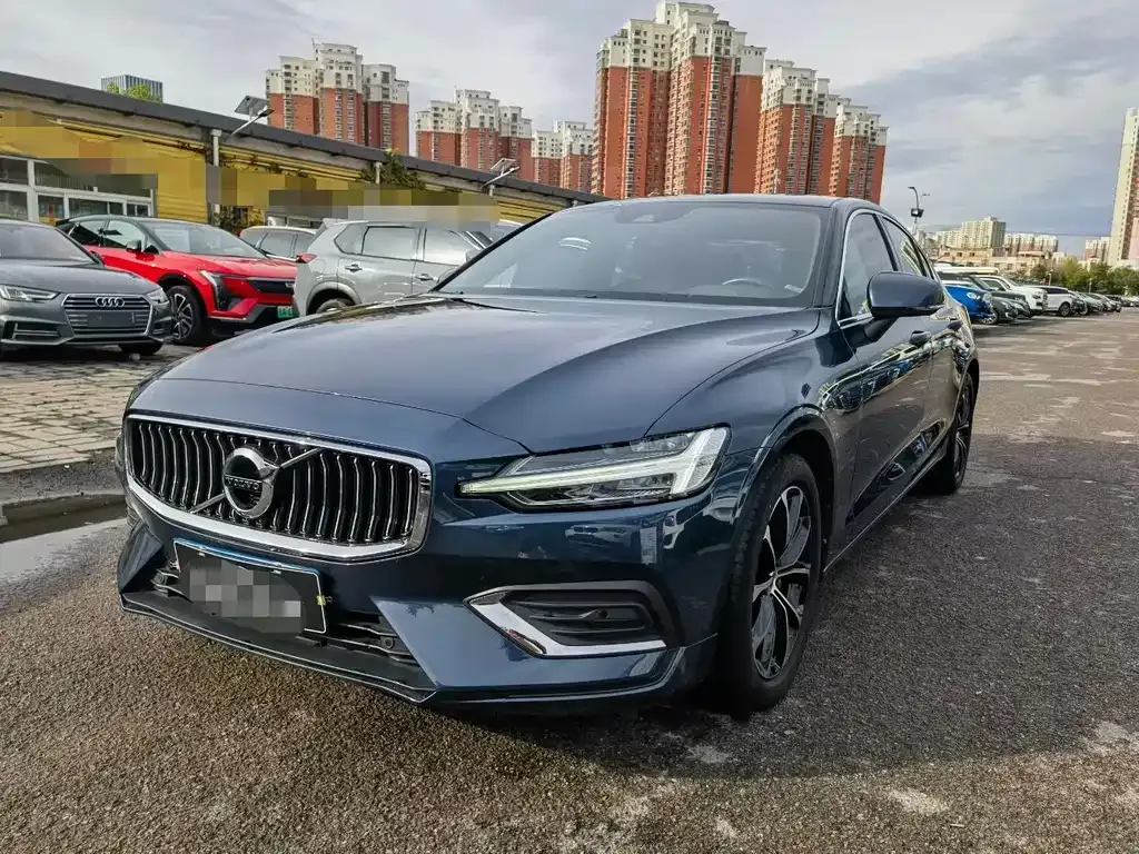 2022 Volvo S60 B4 Luxury