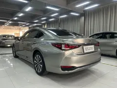 2023 Lexus ES 200 Luxury — фото 9