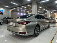2023 Lexus ES 200 Luxury — фото 11