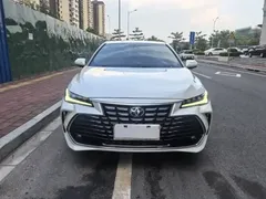 2022 Toyota Avalon Hybrid 2.5L Luxury, белый — фото 2