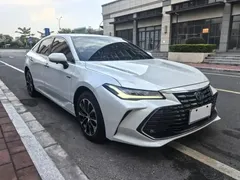 2022 Toyota Avalon Hybrid 2.5L Luxury, белый — фото 3