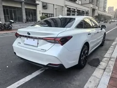 2022 Toyota Avalon Hybrid 2.5L Luxury, белый — фото 4