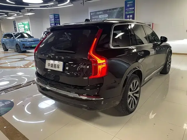 2023 Volvo XC90 B5 Luxury 5-seat