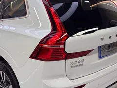 2023 Volvo XC60 4WD Luxury, белый — фото 11