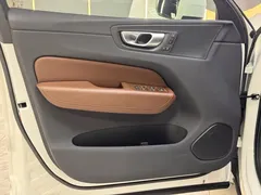 2023 Volvo XC60 4WD Luxury, белый — фото 12