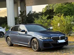2021 BMW 5 Series 530Li Leading M Sport Package, синий — фото 5