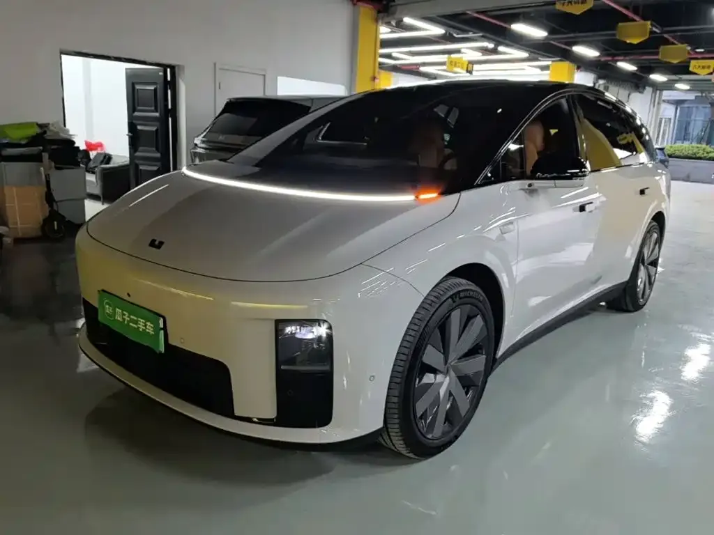 2025 Li Auto i8 Standard