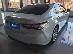 2019 Toyota Camry 2.5G Luxury, белый — фото 3