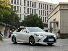 2021 Lexus ES 200 Excellence, белый — фото 3