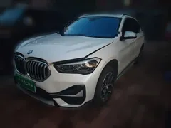 2021 BMW X1 Premium, белый — фото 1