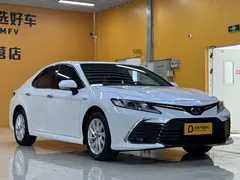 2021 Toyota Camry Hybrid 2.5HGVP Leading, белый — фото 1
