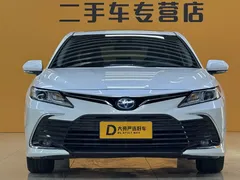 2021 Toyota Camry Hybrid 2.5HGVP Leading, белый — фото 3