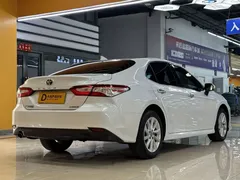 2021 Toyota Camry Hybrid 2.5HGVP Leading, белый — фото 4