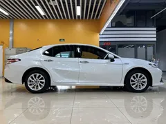 2021 Toyota Camry Hybrid 2.5HGVP Leading, белый — фото 5