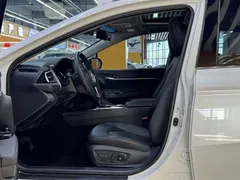 2021 Toyota Camry Hybrid 2.5HGVP Leading, белый — фото 7