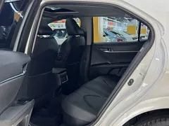 2021 Toyota Camry Hybrid 2.5HGVP Leading, белый — фото 8