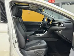 2021 Toyota Camry Hybrid 2.5HGVP Leading, белый — фото 9