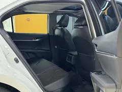 2021 Toyota Camry Hybrid 2.5HGVP Leading, белый — фото 10
