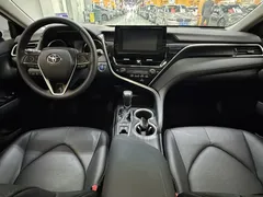 2021 Toyota Camry Hybrid 2.5HGVP Leading, белый — фото 11