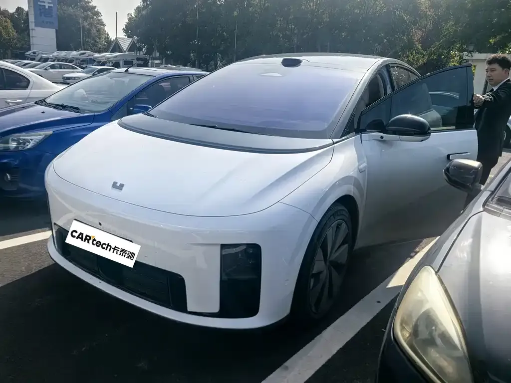 2025 Li Auto i8 Standard