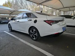 2022 Hyundai Elantra 1.5L CVT LUX Premium, белый — фото 17
