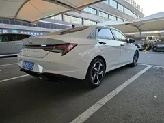 2022 Hyundai Elantra 1.5L CVT LUX Premium, белый — фото 18