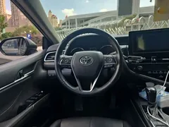 2021 Toyota Camry Hybrid 2.5HGVP Leading, чёрный — фото 11