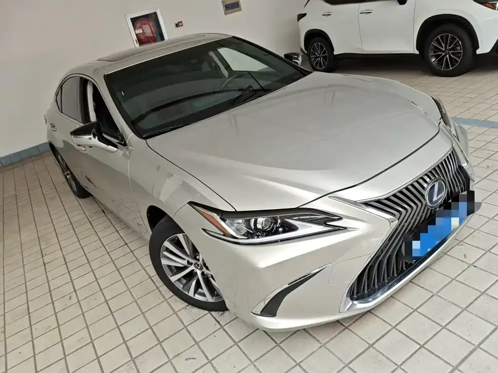 2021 Lexus ES 300h Excellence
