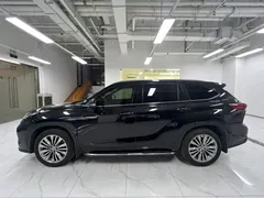 2023 Toyota Highlander 2.5L Hybrid 4WD Premium 7-seat, чёрный — фото 3