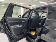 2023 Toyota Highlander 2.5L Hybrid 4WD Premium 7-seat, чёрный — фото 13