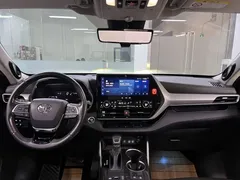 2023 Toyota Highlander 2.5L Hybrid 4WD Premium 7-seat, чёрный — фото 16