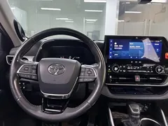 2023 Toyota Highlander 2.5L Hybrid 4WD Premium 7-seat, чёрный — фото 17