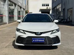 2021 Toyota Camry 2.5G Luxury, белый — фото 2
