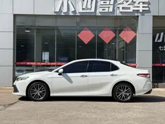 2021 Toyota Camry 2.5G Luxury, белый — фото 3
