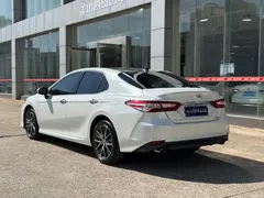 2021 Toyota Camry 2.5G Luxury, белый — фото 4