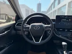 2021 Toyota Camry 2.5G Luxury, белый — фото 9
