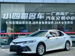 2021 Toyota Camry Hybrid 2.5HGVP Leading, белый — фото 1