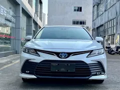 2021 Toyota Camry Hybrid 2.5HGVP Leading, белый — фото 2