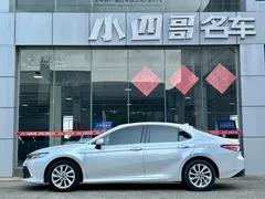 2021 Toyota Camry Hybrid 2.5HGVP Leading, белый — фото 3