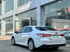 2021 Toyota Camry Hybrid 2.5HGVP Leading, белый — фото 4