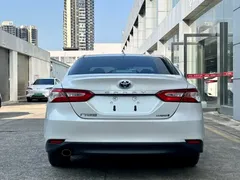 2021 Toyota Camry Hybrid 2.5HGVP Leading, белый — фото 5