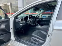 2021 Toyota Camry Hybrid 2.5HGVP Leading, белый — фото 6
