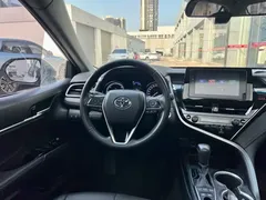 2021 Toyota Camry Hybrid 2.5HGVP Leading, белый — фото 9