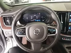 2022 Volvo XC60 4WD Luxury, белый — фото 11