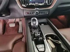 2022 Volvo XC60 4WD Luxury, белый — фото 14