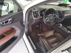 2022 Volvo XC60 4WD Luxury, белый — фото 16