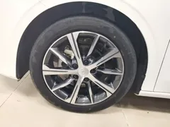 2022 Geely Emgrand 4th Gen 1.5L CVT Premium, белый — фото 23