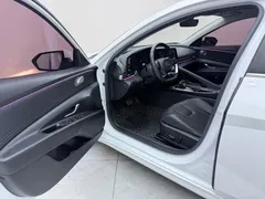 2022 Hyundai Elantra 1.5L CVT LUX Premium, белый — фото 7