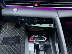 2022 Hyundai Elantra 1.5L CVT LUX Premium, белый — фото 12
