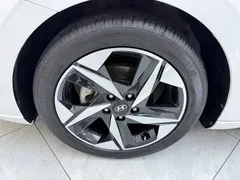 2022 Hyundai Elantra 1.5L CVT LUX Premium, белый — фото 22